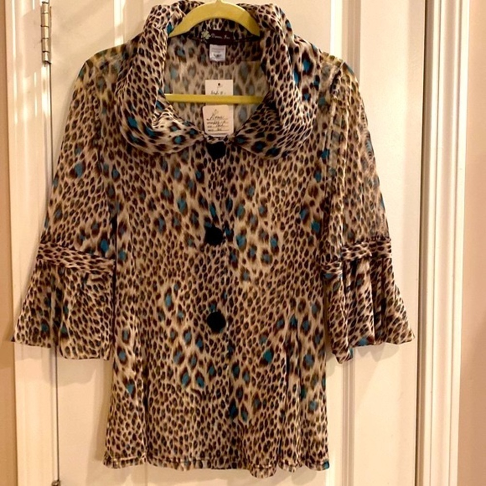 NWT Damee Inc. light weight jacket. Beautiful. Size M